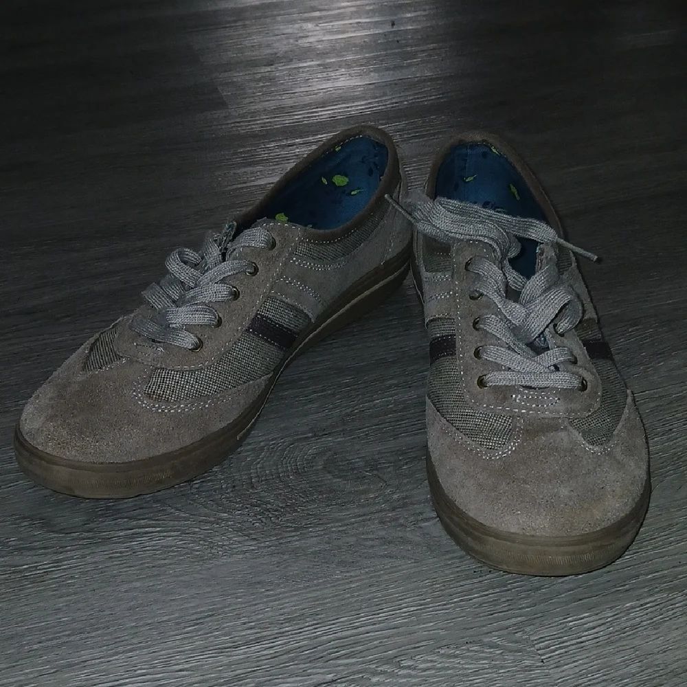 Keds Woman's tan suede lace up sneakers Sz 9 EUC worn once